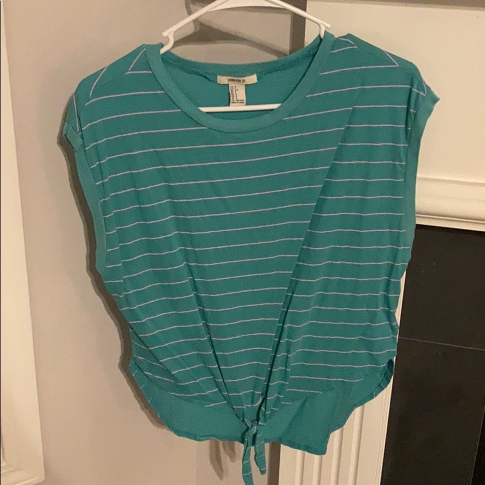Stripped t-shirt with a bow in the front.